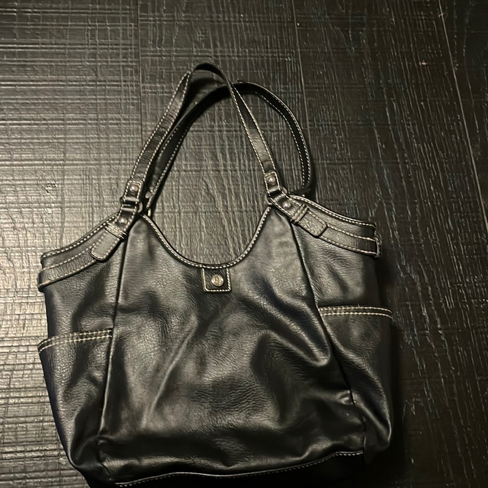2/$10 Black purse in  good condition Lots of pockets buy one get one half off